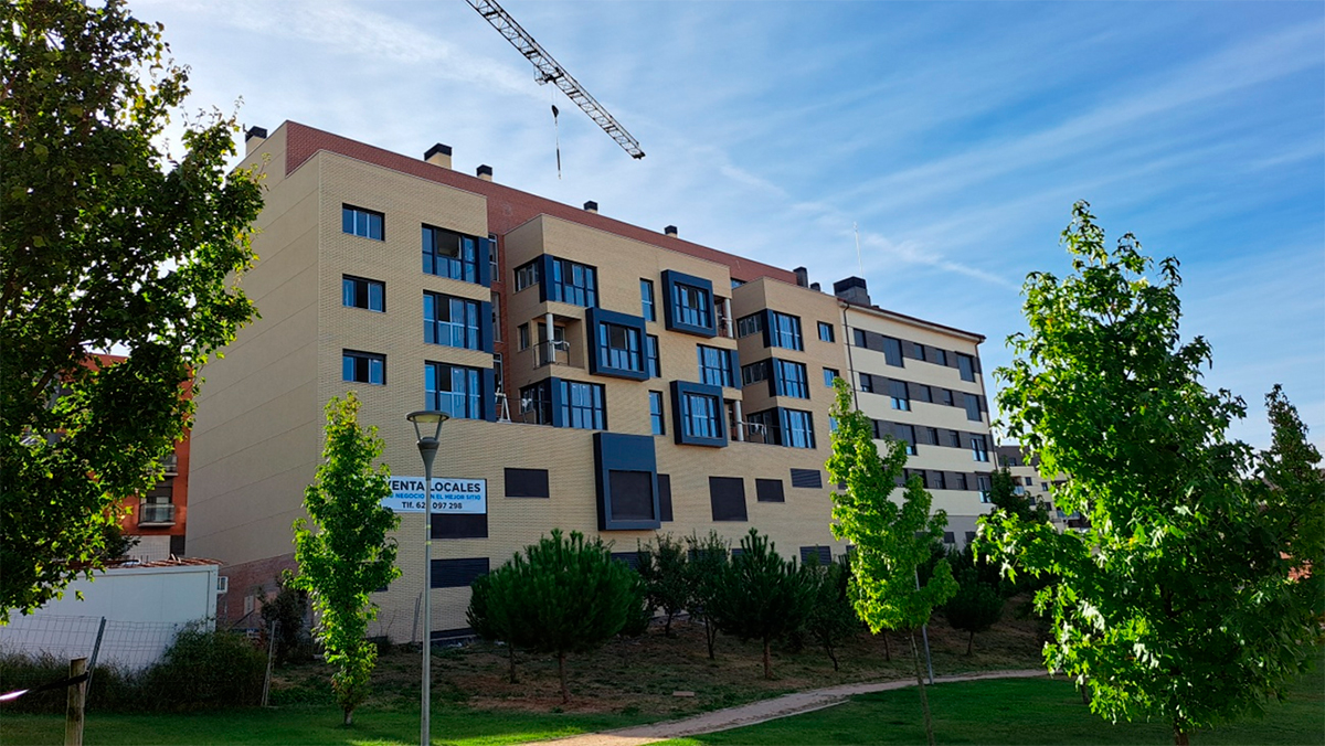 Edificio Arena 15 viviendas despachos locales garajes y trasteros en Calle Cotera de León 4 y 6