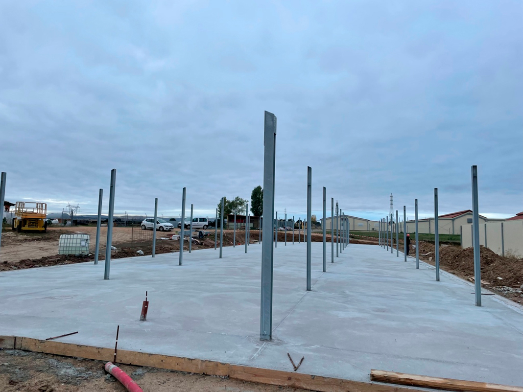 Cimentación y solera de nave para halcones y dos voladeras