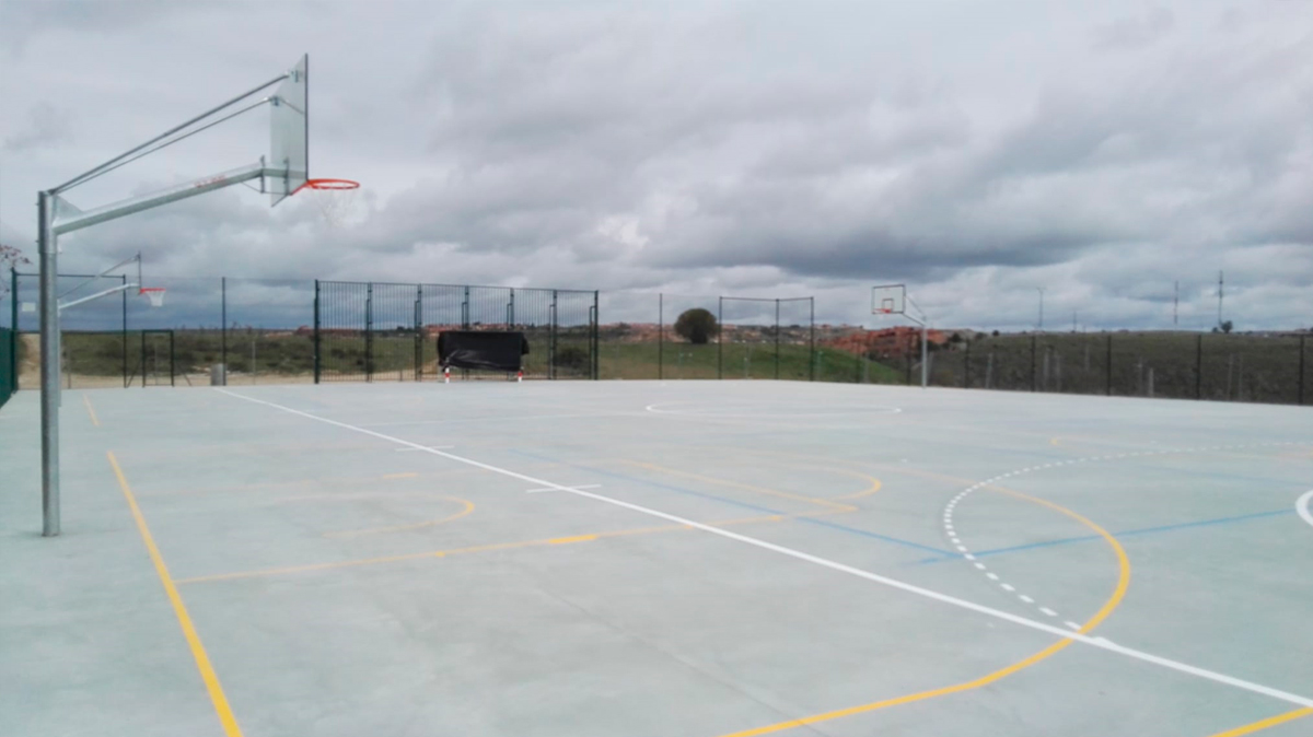 Pista polideportiva descubierta en el barrio de La Albuera