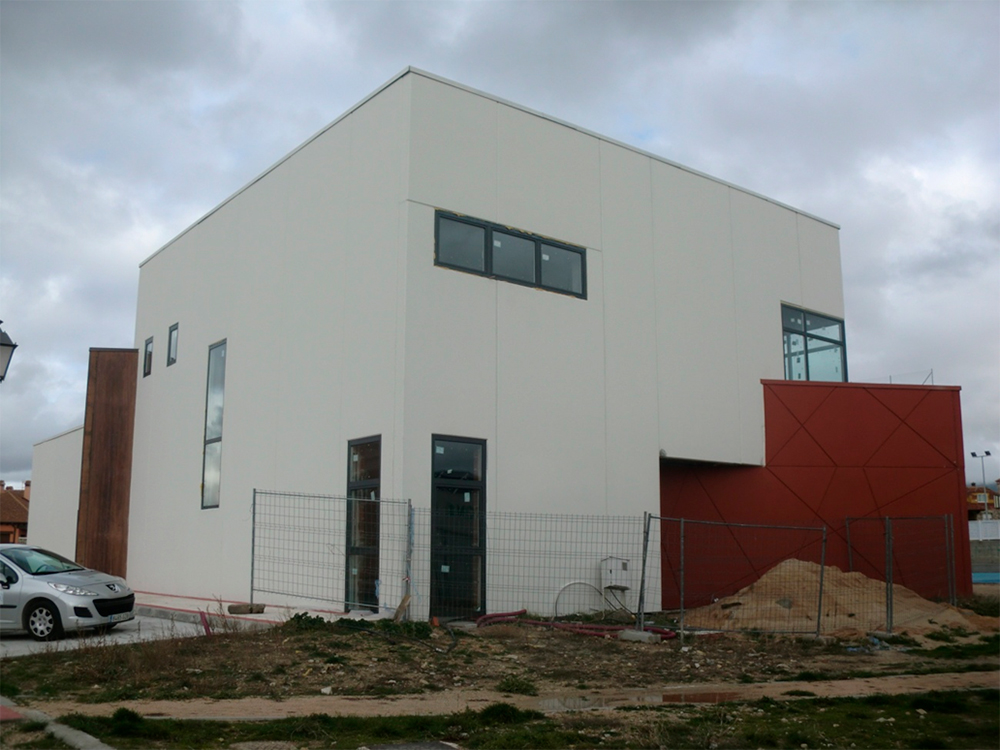 Suministro e instalación de carpintería de aluminio RTP 61 con acristalamiento